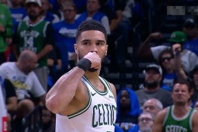 云棋牌游戏 塔图姆迎来三赛季出色发挥，SKT观众热烈欢呼！